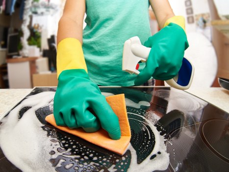 Professional kitchen deep clean during a move out service